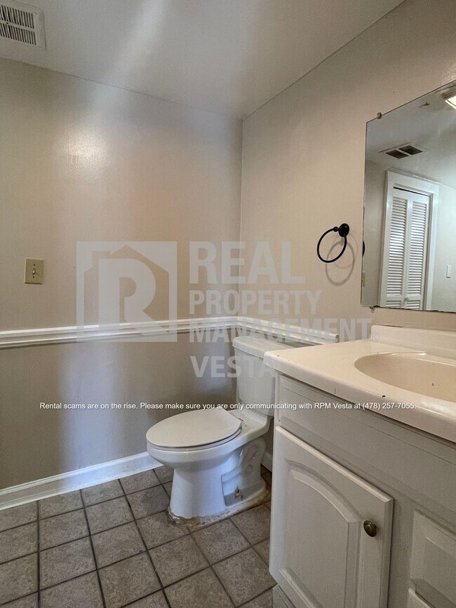 Building Photo - One Bedroom Apartment in Great Downtown Lo...