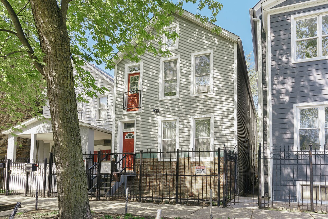 1624 N Washtenaw Ave Unit 2F, Chicago, IL 60647 Room for Rent in
