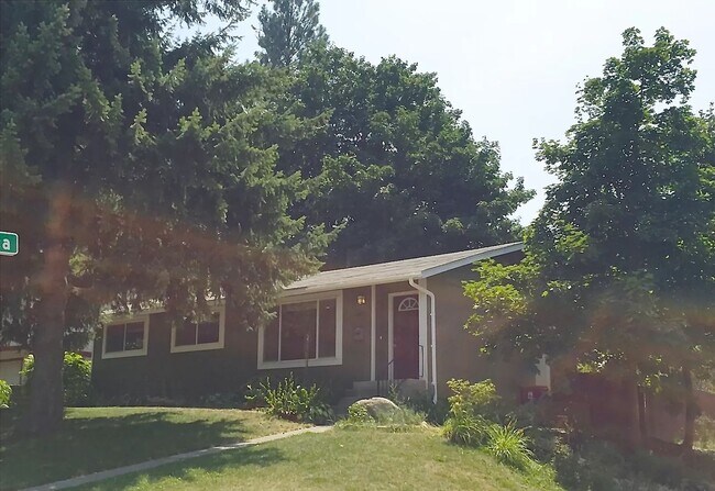 Building Photo - Renovated 5 Bed, 2 Bath Rancher w/ a Shop ...