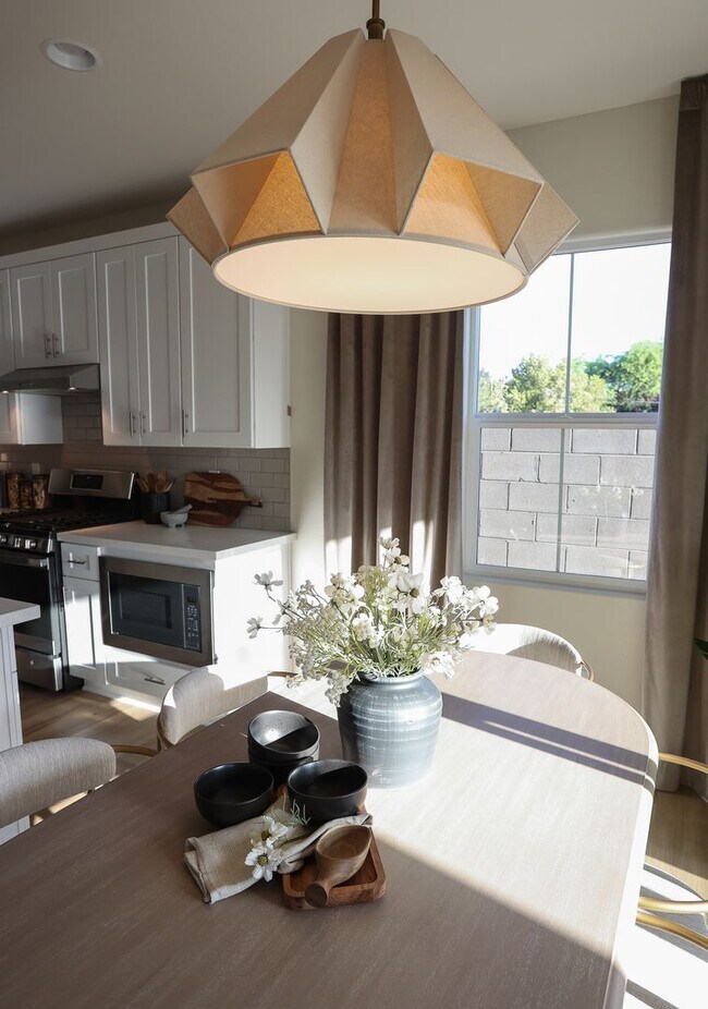 Foto del edificio - Gated Community, Pet Friendly, Upgraded Lifestyle - Now Available