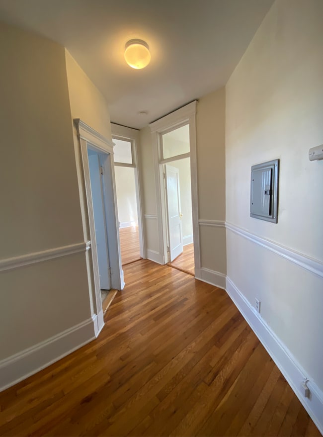Building Photo - 9/1 No Fee! Split style 2BR on Comm Ave, Green Line