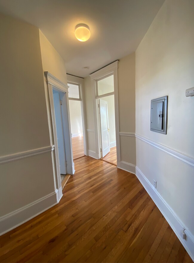 Foto del edificio - 9/1 No Fee! Split style 2BR on Comm Ave, Green Line