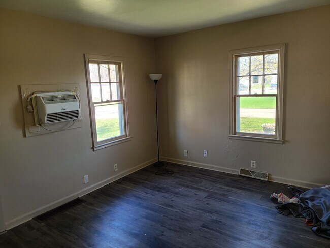 Foto del edificio - AVAILABLE NOW!