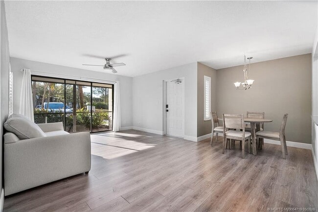 Foto del edificio - 1935 SW Silver Pine Way