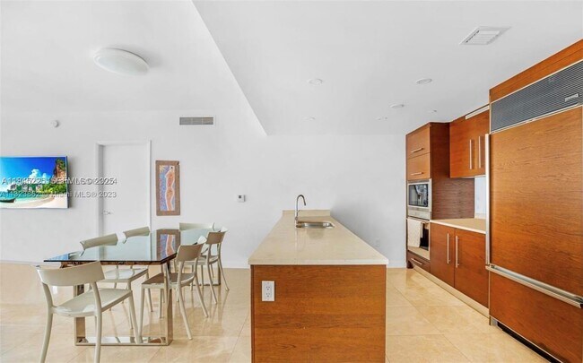 Building Photo - 475 Brickell Ave