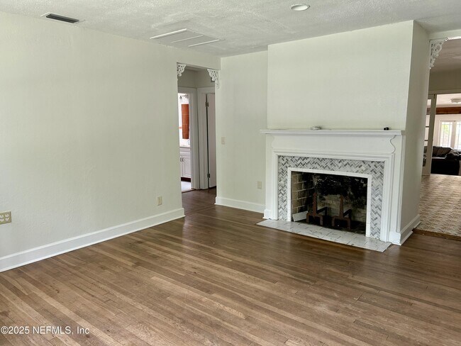 Building Photo - 1240 Holmesdale Rd