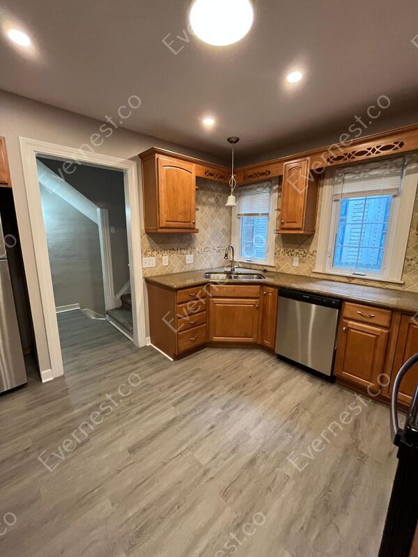 Foto del edificio - 2343 Maplewood Ave