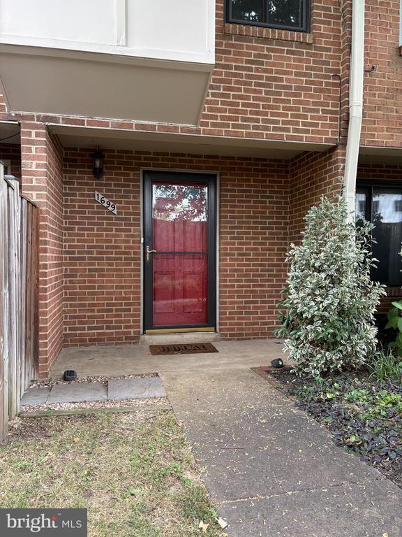 Foto principal - 1699 Kenwood Ave