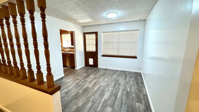 Foto del edificio - Comfortable & Convenient Living on Nightin...