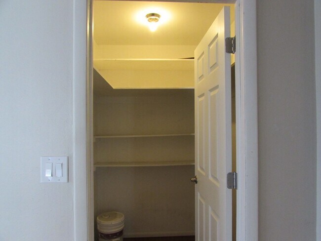 Foto del edificio - 3231 Lakeside Dr