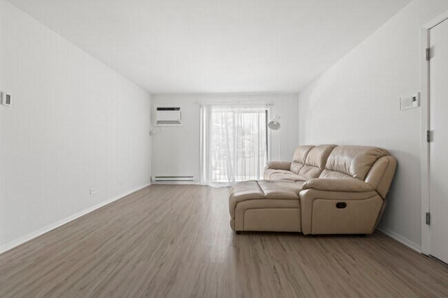 Building Photo - 201 N Waters Edge Dr