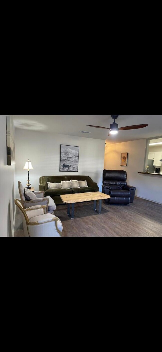 Foto del edificio - 400 W South Town Dr