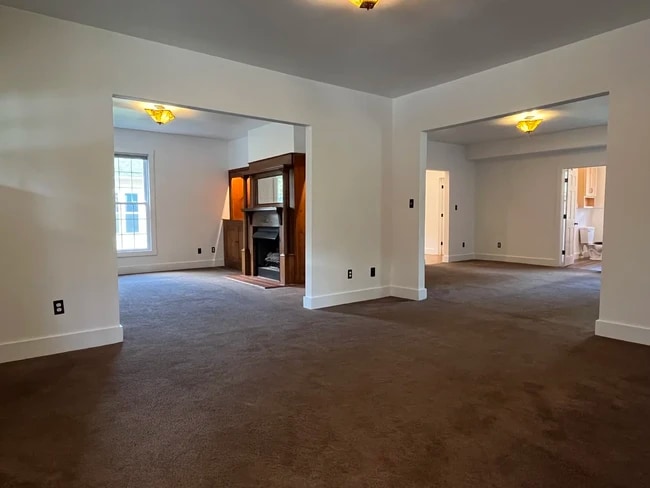 Building Photo - 723 E 10th St