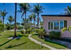 Building Photo - Palms of Sanibel