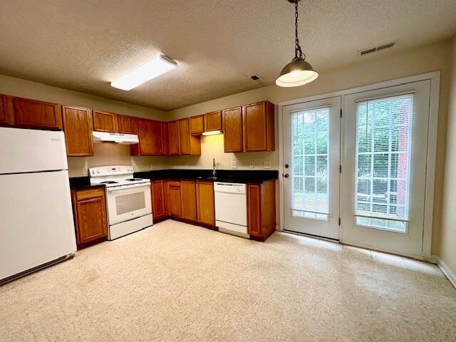 Building Photo - Beautiful townhouse 2 bed 1.5 bath