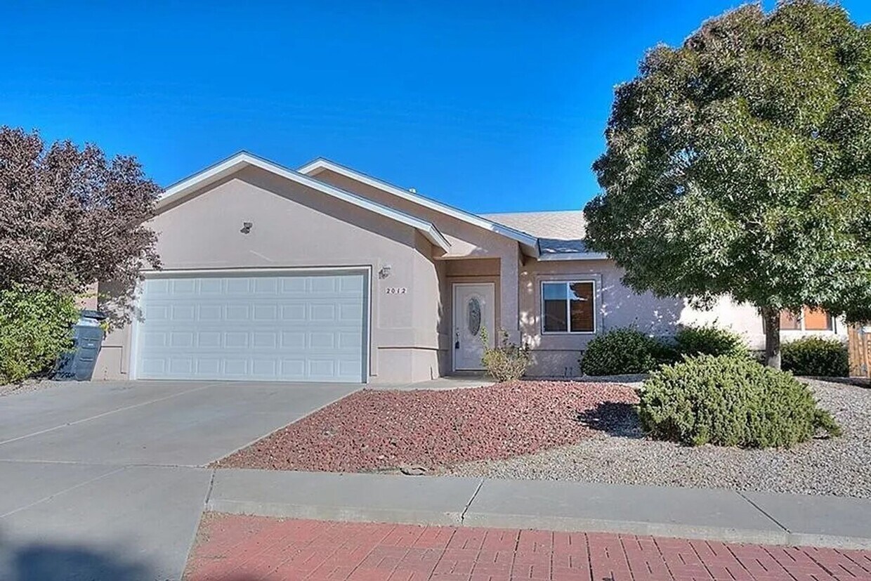 Foto principal - 3 bed 2 bath single level home