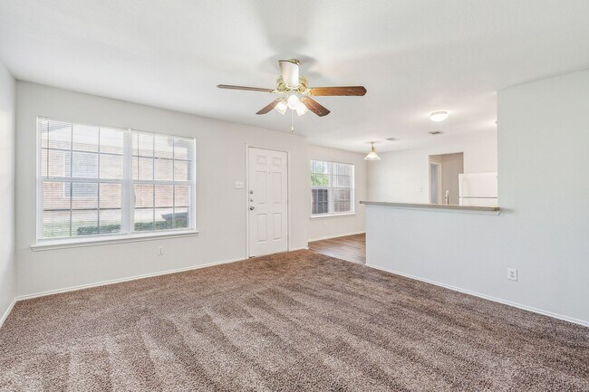 Foto del edificio - Spacious 4-Bedroom Home with Private Fenced Yard in Fort Worth