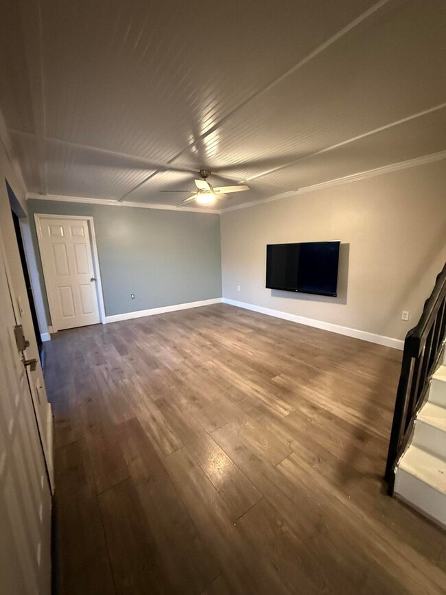 Building Photo - 1405 14th Ln