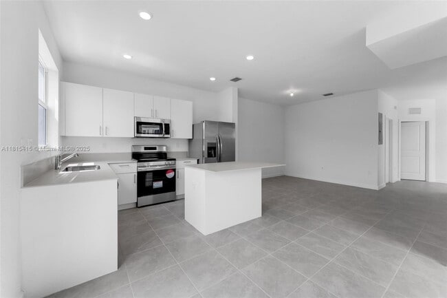 Foto del edificio - $2400 2803 SE 26 Ave # 2803