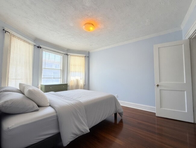 Building Photo - No Brokers Fee, No Security Deposit, Pets Frienly, Back and Front Porch, Laundry, Parking for Rent