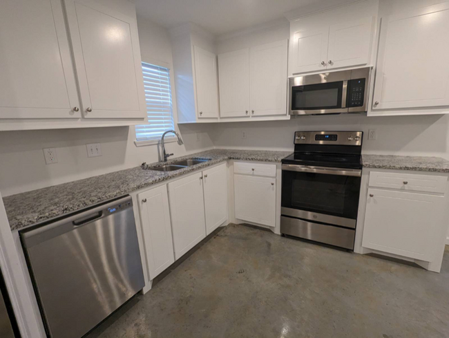 Building Photo - 242 Skylane Dr