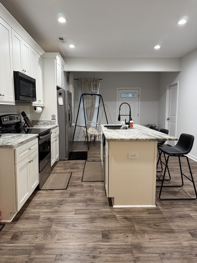 Building Photo - 2606 Middle Ave