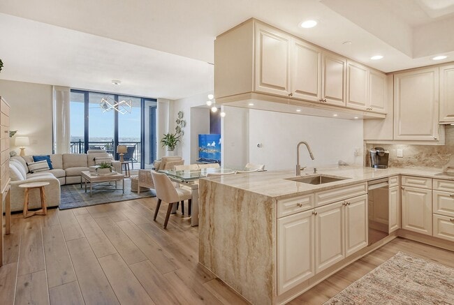 Building Photo - Short term ONLY Amazing 2/2 condo in the heart of downtown Sarasota with Bay View!