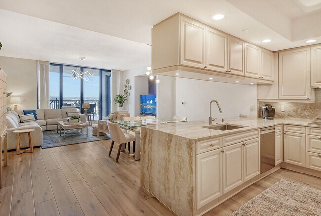 Foto del edificio - Short term ONLY Amazing 2/2 condo in the heart of downtown Sarasota with Bay View!