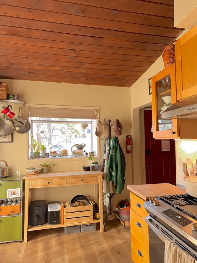 Building Photo - 2075 Thomas Ave