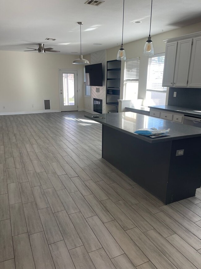 Foto del edificio - Coming Soon for Lease! 3 bedroom single st...