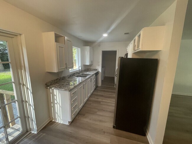 Building Photo - Close to Campus