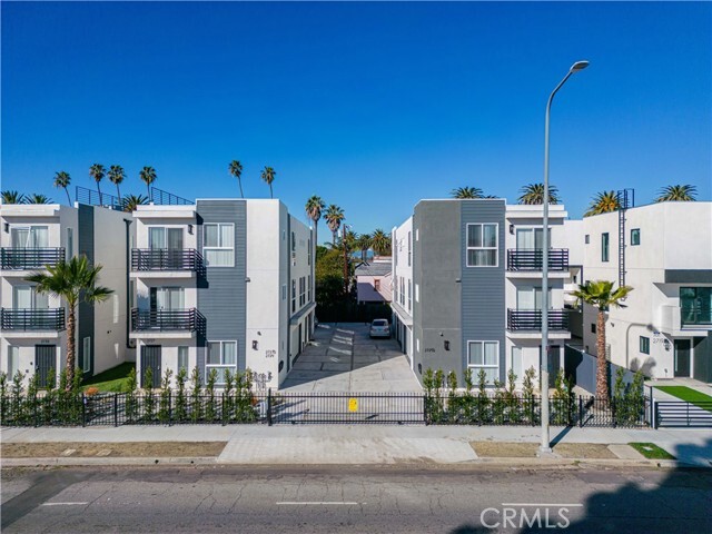 Building Photo - 2733 S La Brea Ave