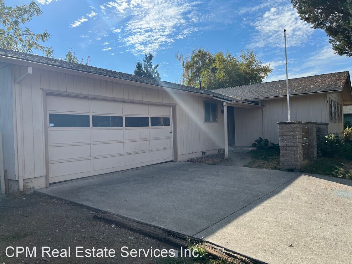 3 br, 2 bath House 1085 Sherry Ave House Rental in Medford, OR