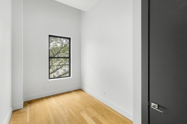 Building Photo - 20-27 Menahan St