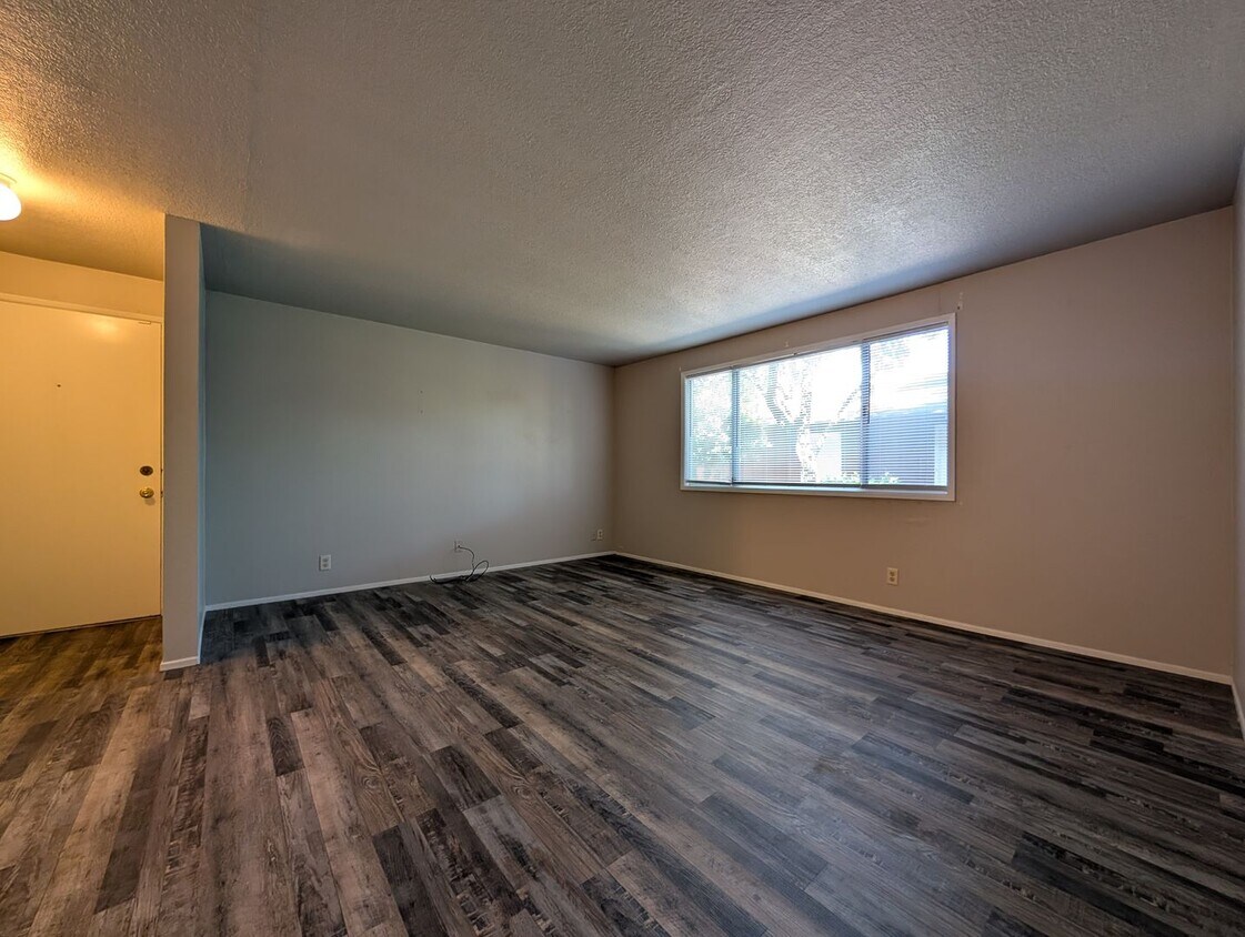 Foto principal - Great 2 bed/1 bath with one car garage! In...