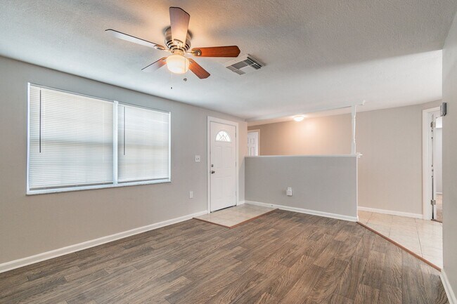 Building Photo - Rare 4 Bedroom  in Port Richey