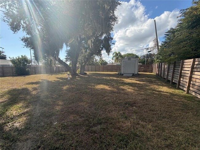 Foto del edificio - 1595 Adrian St