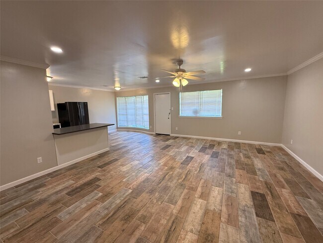 Foto del edificio - 8343 Bigwood St