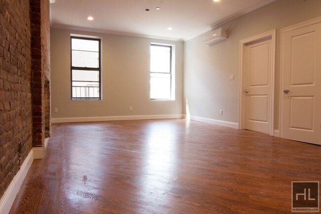 Building Photo - Gorgeous, Huge 1 Bedroom Apartment in SOHA!