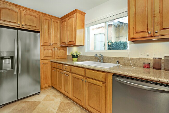 Electrodomésticos de acero inoxidable para cocina con gabinetes de madera Cheer. - 3424 Bellevue Ave