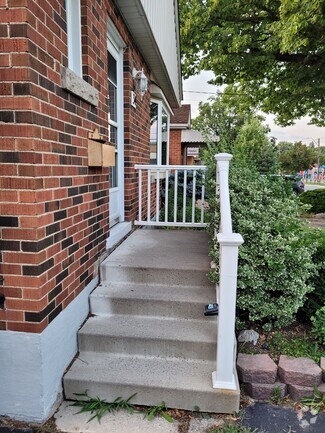 Building Photo - 34 Erindale Av