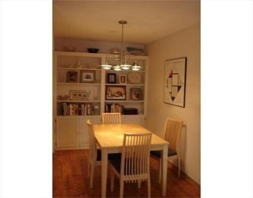 Foto del edificio - 43 Fresh Pond Pl