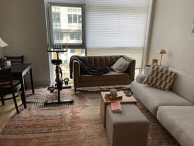 Building Photo - Great location, two beds, two baths, Metro!