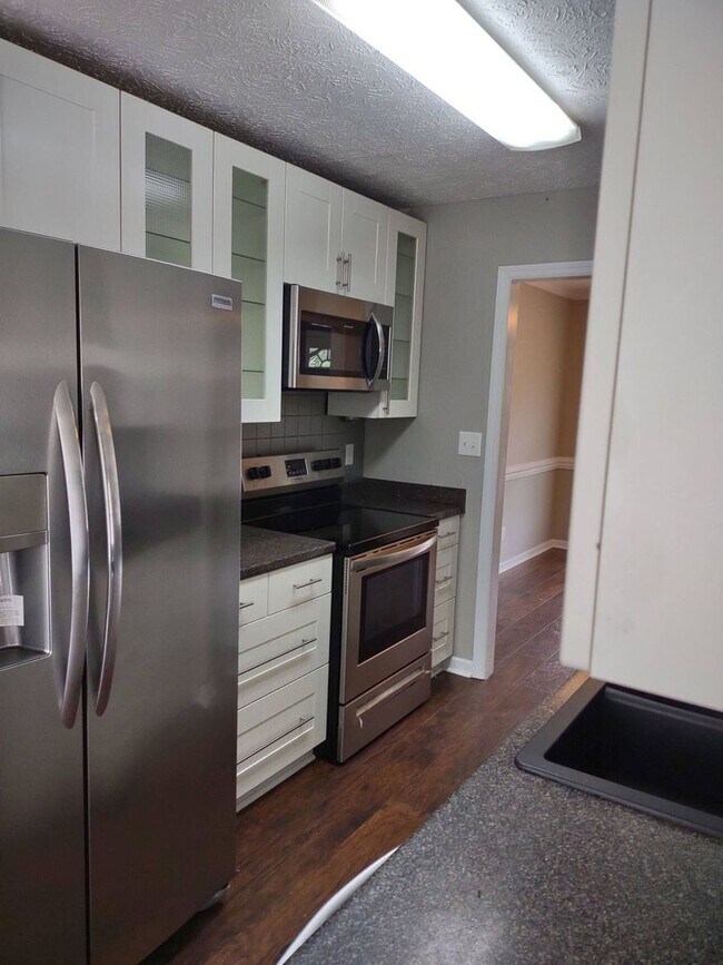 Building Photo - 3 Bedroom 2 Bath Ranch Home w/ Fenced Backyard. Minutes to Fort Bragg and Shopping!
