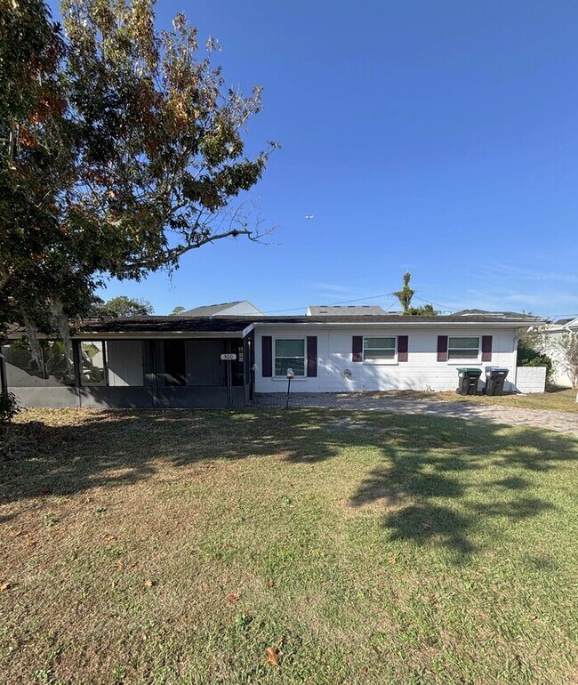 Building Photo - Spacious 4 Bed, 2 Bath Home with Off-Street Parking and Hookups