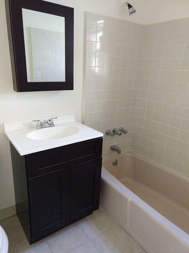 Studio Apt. - 2nd Floor - 1350/month - Rosewood Gardens