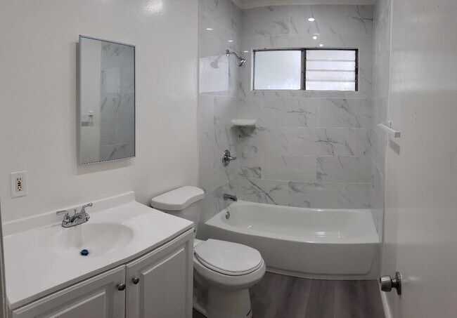 Common Bathroom - 4587 Don Tomaso Dr