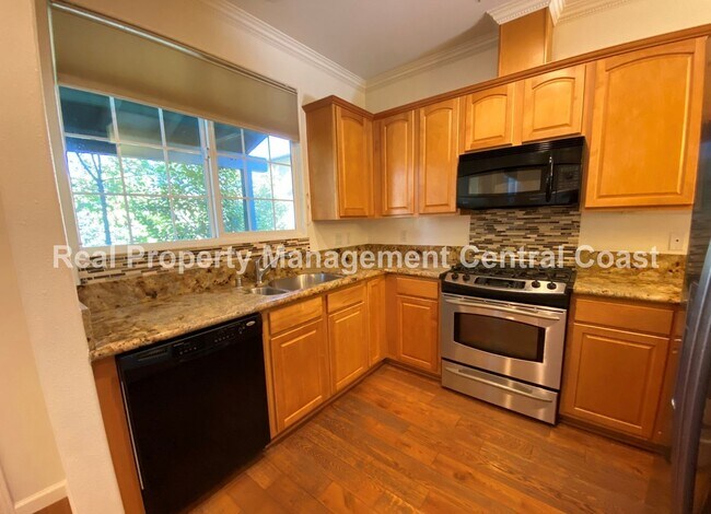 Building Photo - AVAILABLE FEBRUARY - 3 Bed / 2.5 Bath Paso...
