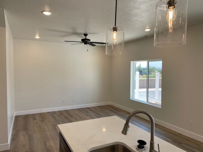 Building Photo - End unit in Cedar City