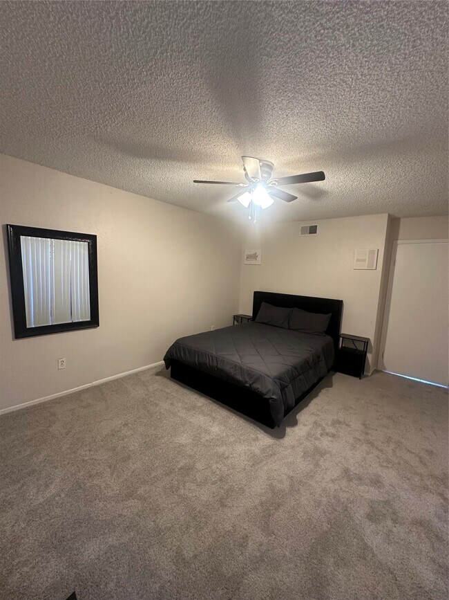 Building Photo - 6601 Sands Point Dr